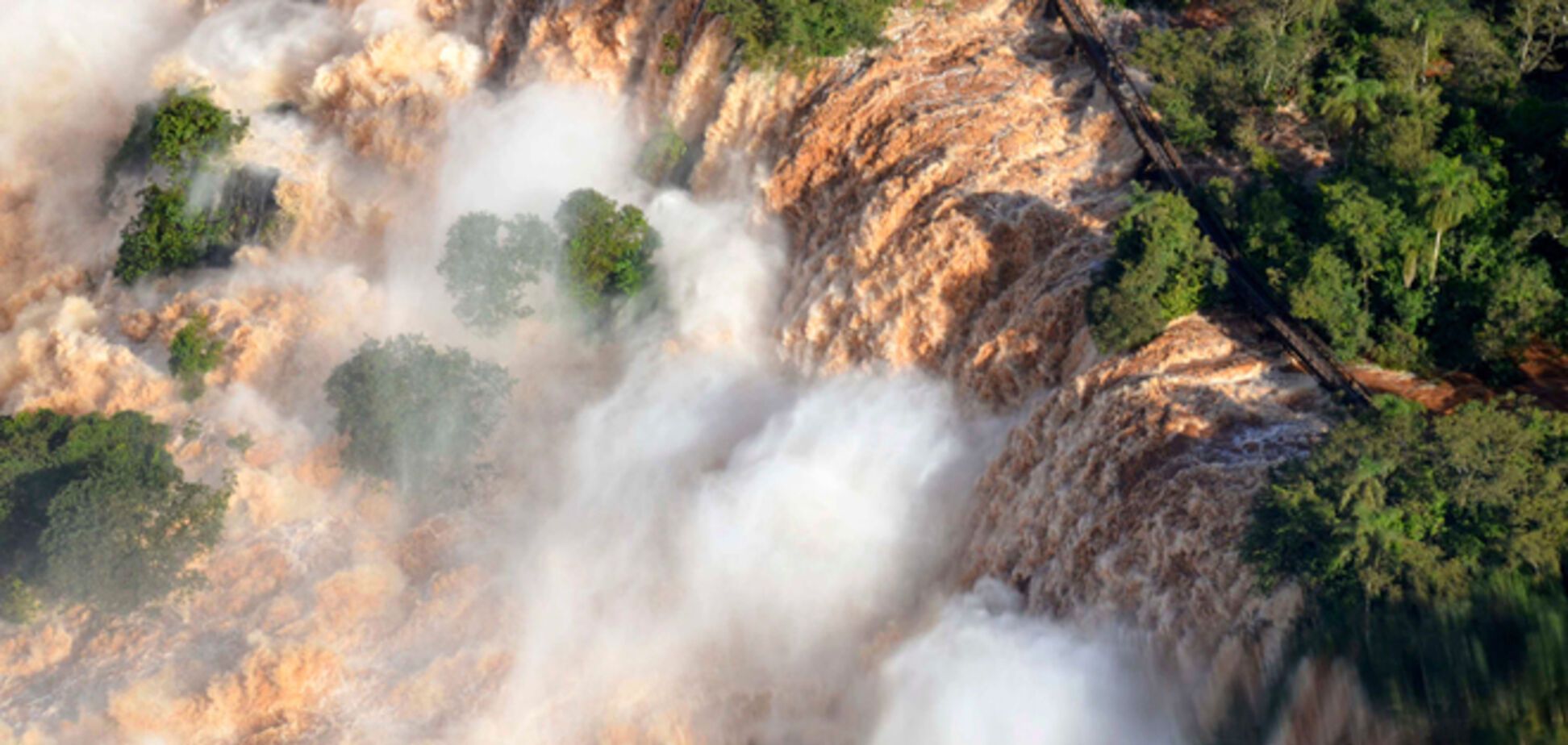 Водопад Игуасу увеличил поток в 13 раз