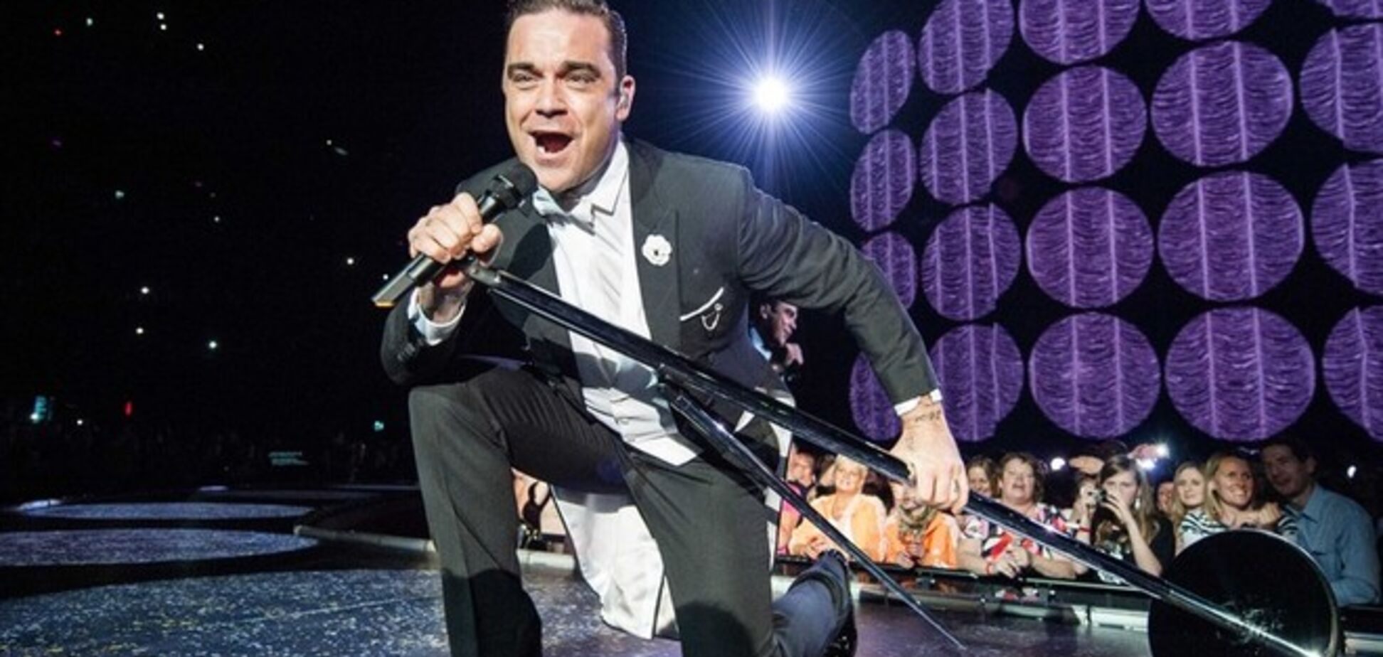 Робби Уильямс сломал руку фанатке, упав со сцены