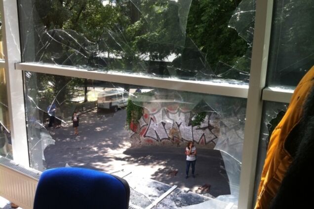 Люди в масках разгромили редакцию газеты 'Вести'