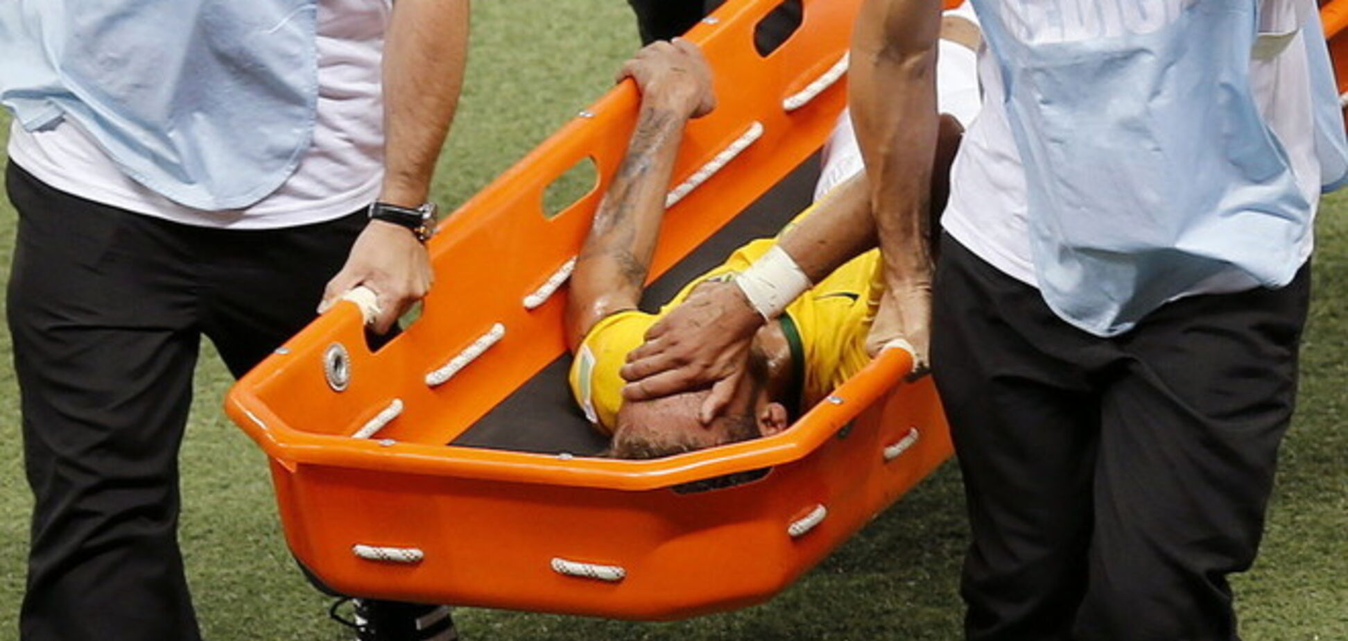 ЧМ-2014. Неймара с переломом позвоночника доставили в госпиталь