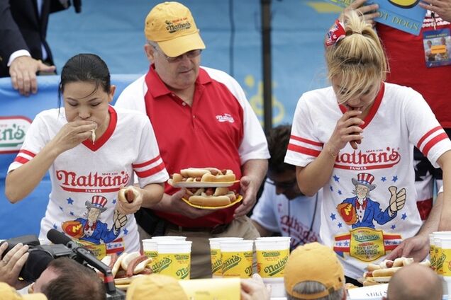 Японка с большим отрывом победила на чемпионате мира по поеданию хот-догов