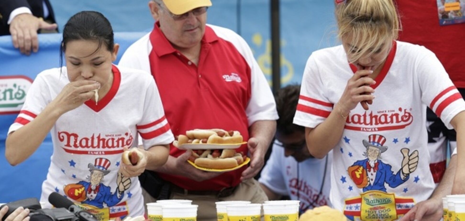 Японка с большим отрывом победила на чемпионате мира по поеданию хот-догов 