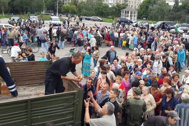 У звільнений Слов'янськ привезли першу партію продуктів