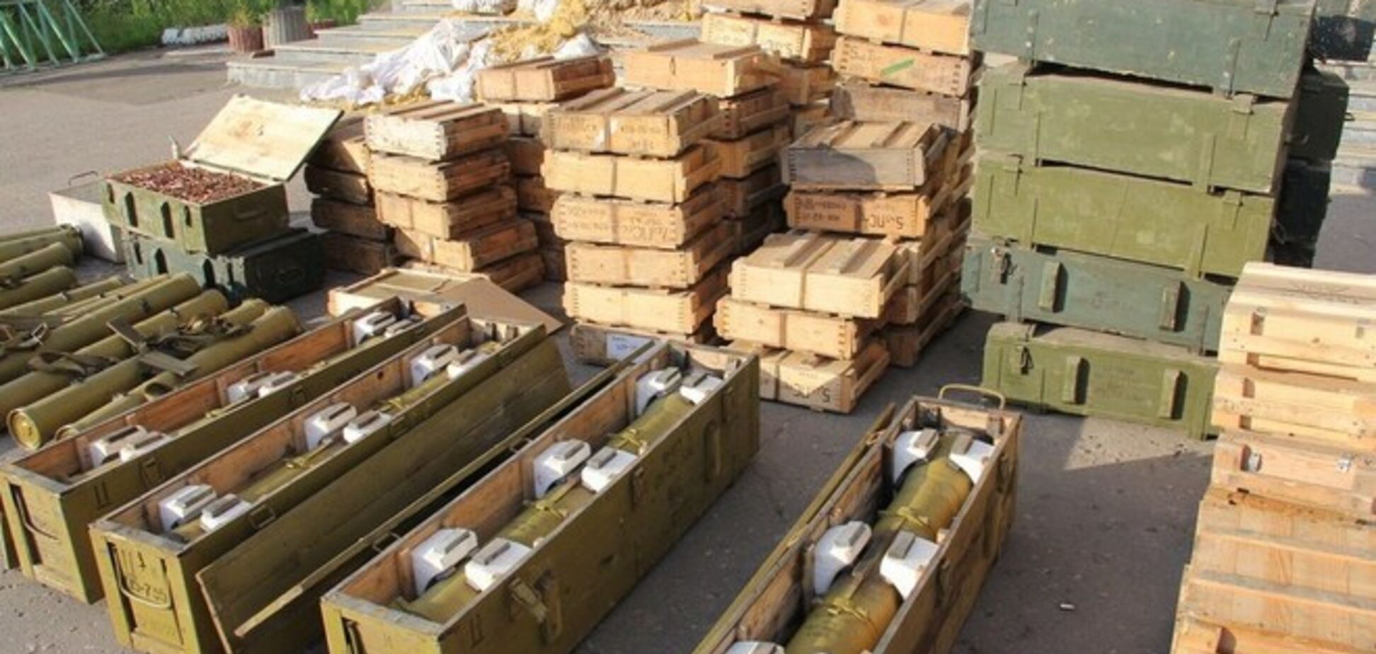 В подвалах Славянска нашли арсенал оружия и нацистскую форму