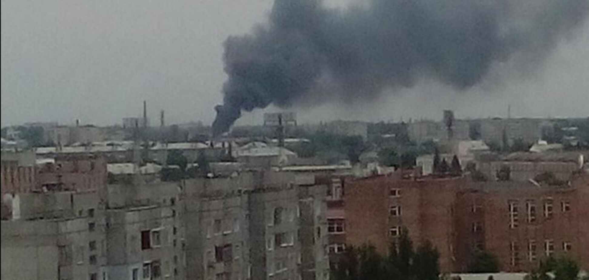 В Луганске террористы под украинскими флагами обстреляли жилые дома