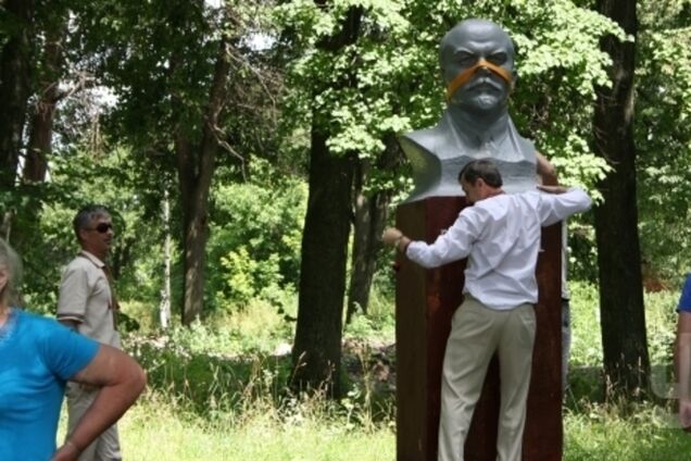 На Житомирщине чествование памяти героев УПА закончилось сносом памятника Ленину