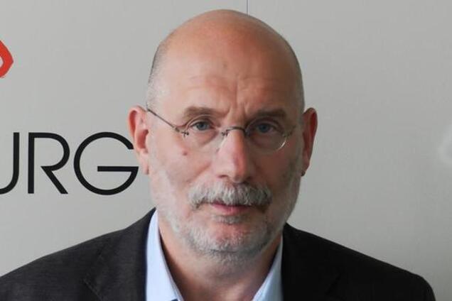 Акунин спрогнозировал для Путина дворцовый переворот или социальный взрыв