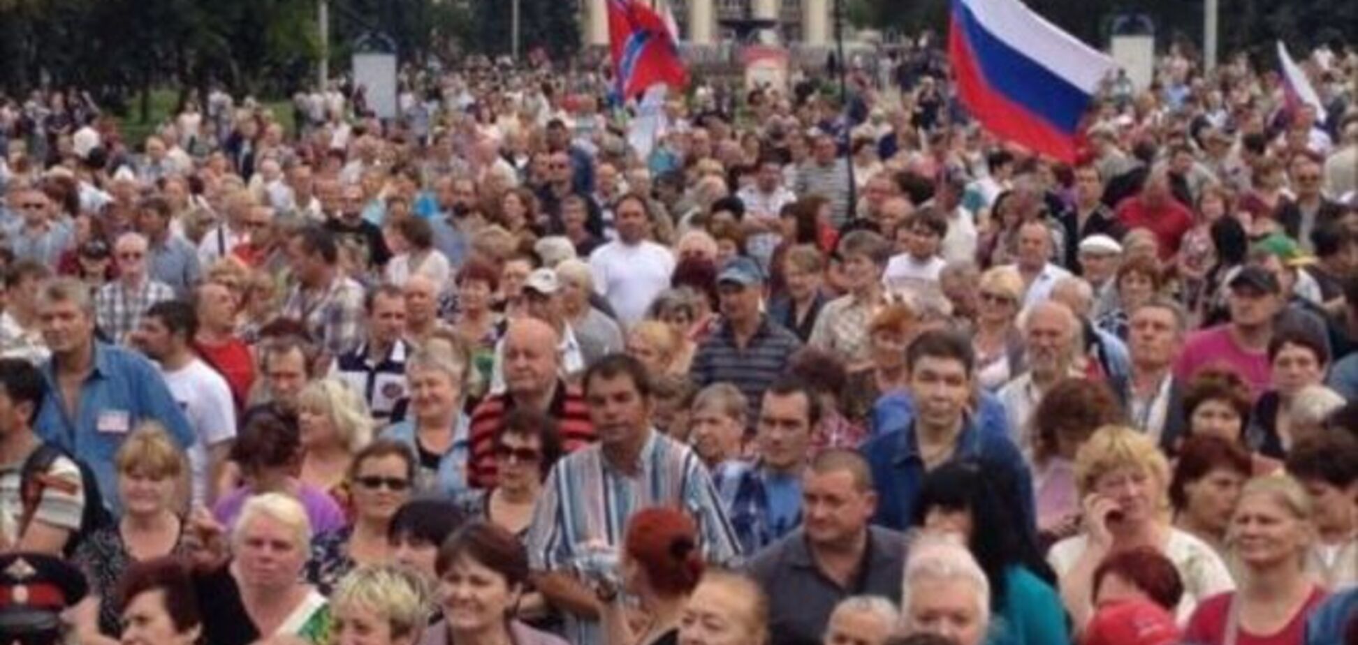 Террористы собрали в центре Донецка митинг