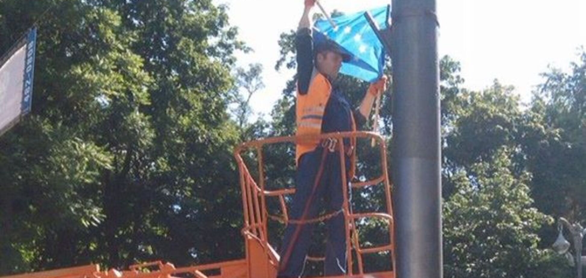 С улицы Грушевского убрали флажки Украины и ЕС