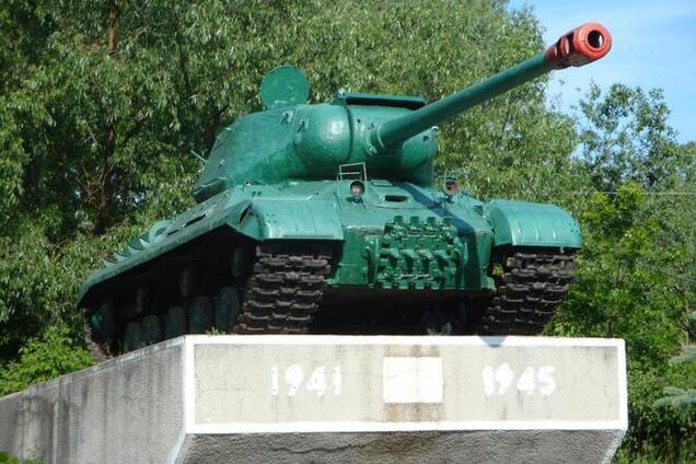 Боевики в Антраците сняли с постамента танк Т-34