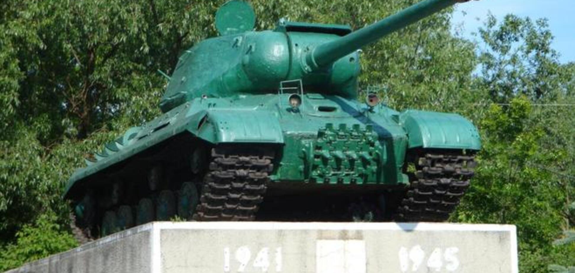 Бойовики в Антрациті зняли з постаменту танк Т-34