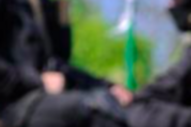 Ляшко установил украинский флаг на здании СБУ в Славянске