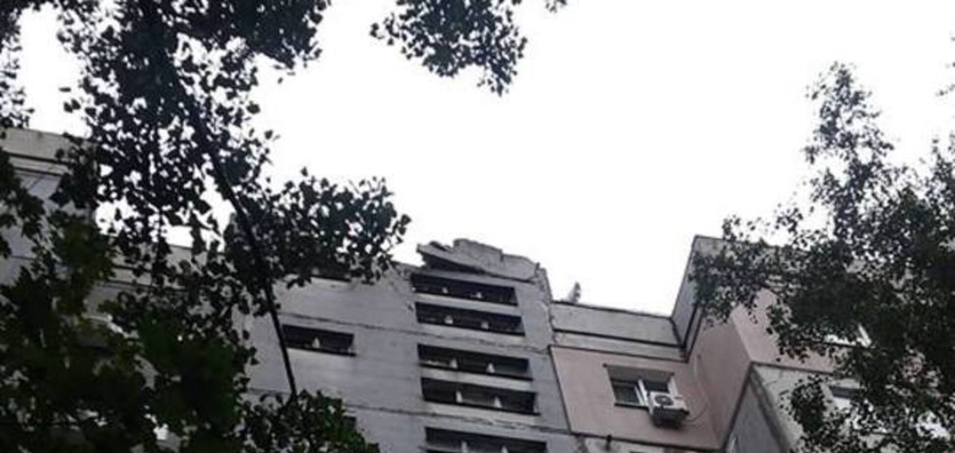 В Луганске артиллерийский удар боевиков снес часть крыши 9-этажного дома