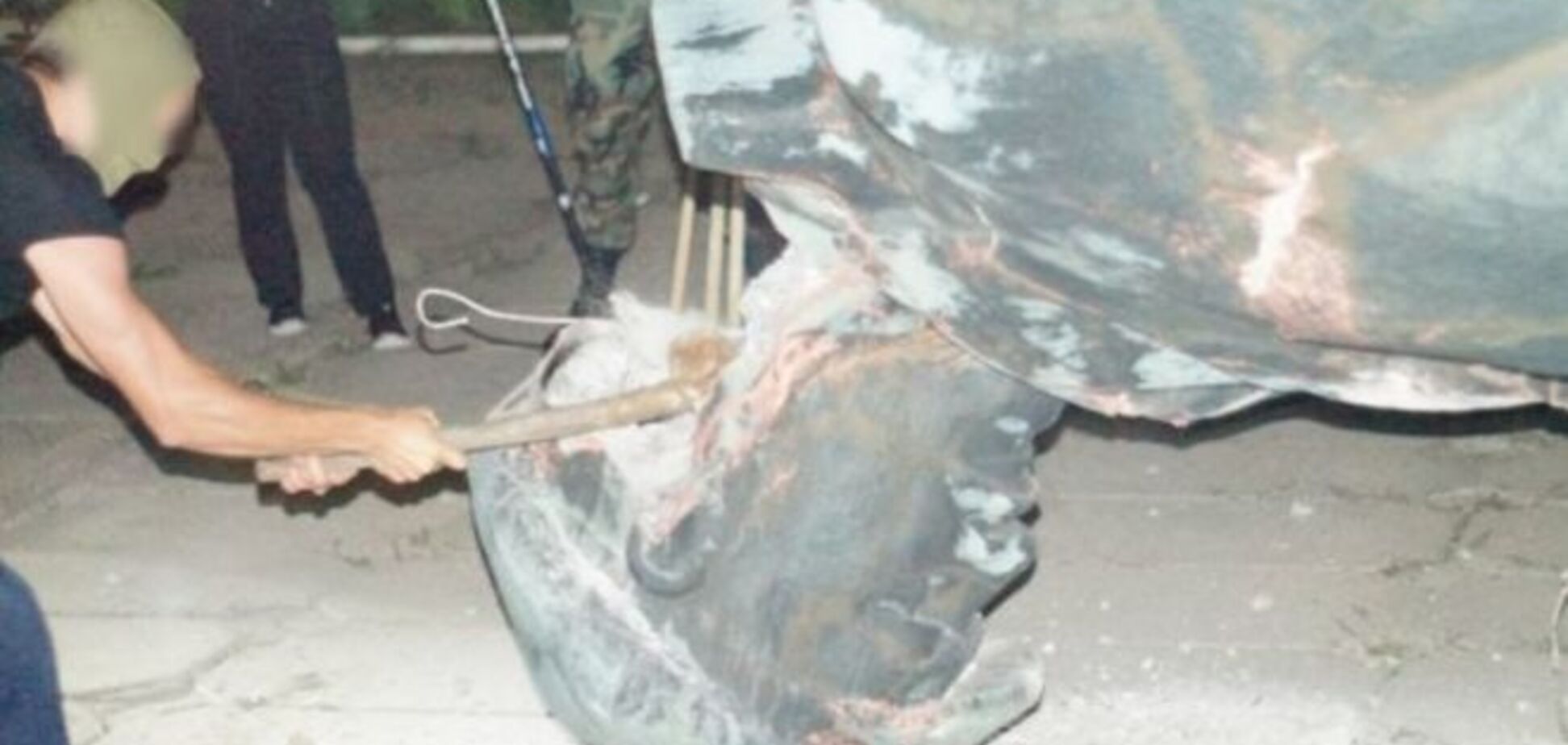 На Херсонщине украинские активисты снесли памятник Ленину