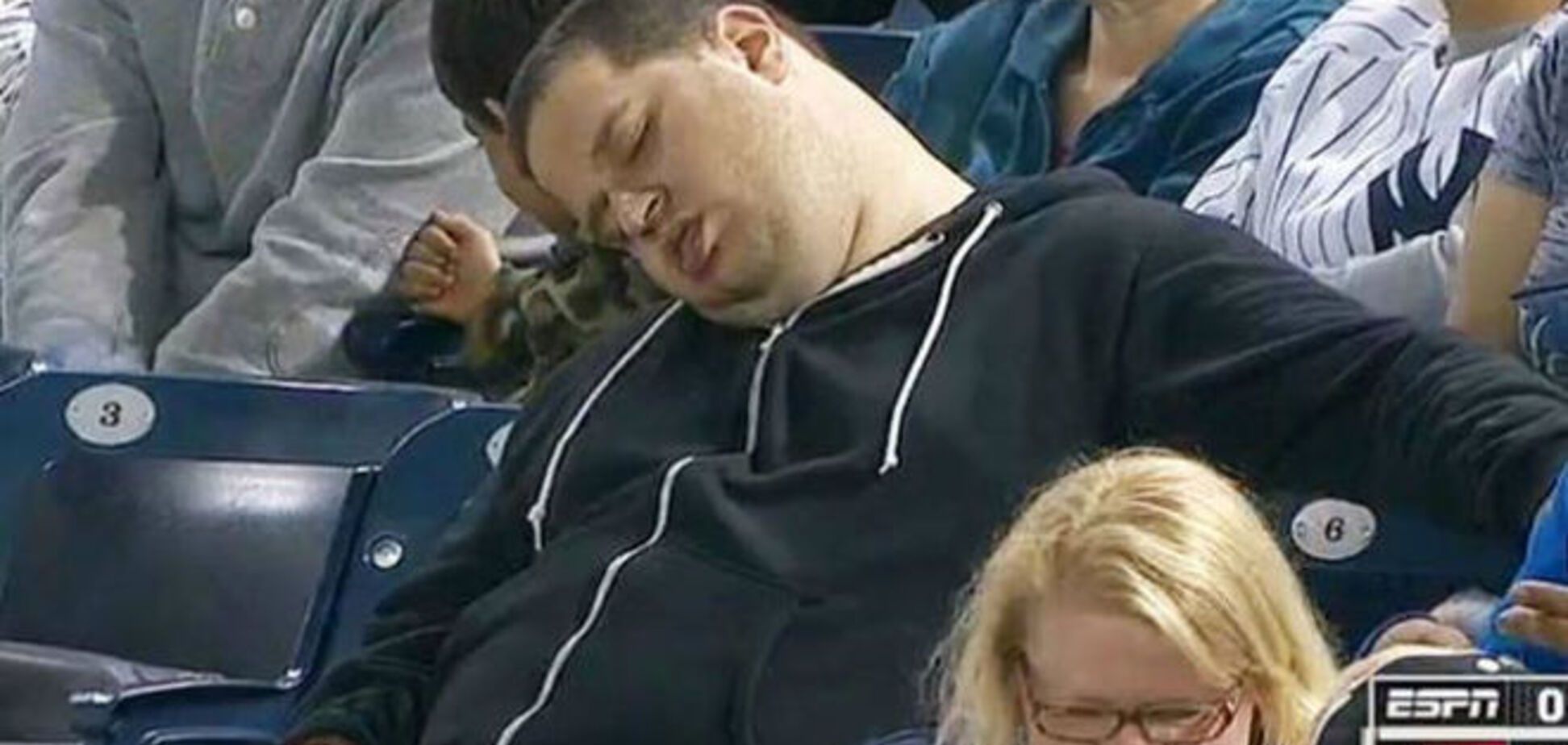 Уснувший на стадионе болельщик потребовал от телекомпании $10 млн