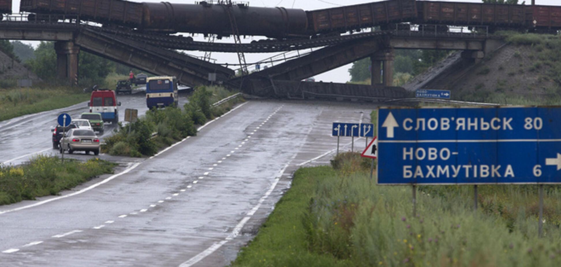Взорванный мост в Донецкой области 