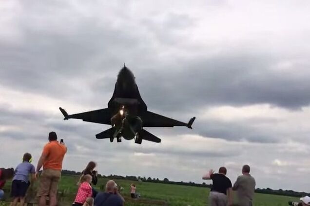 Во время авиашоу истребитель пролетел в полуметре над головами зрителей