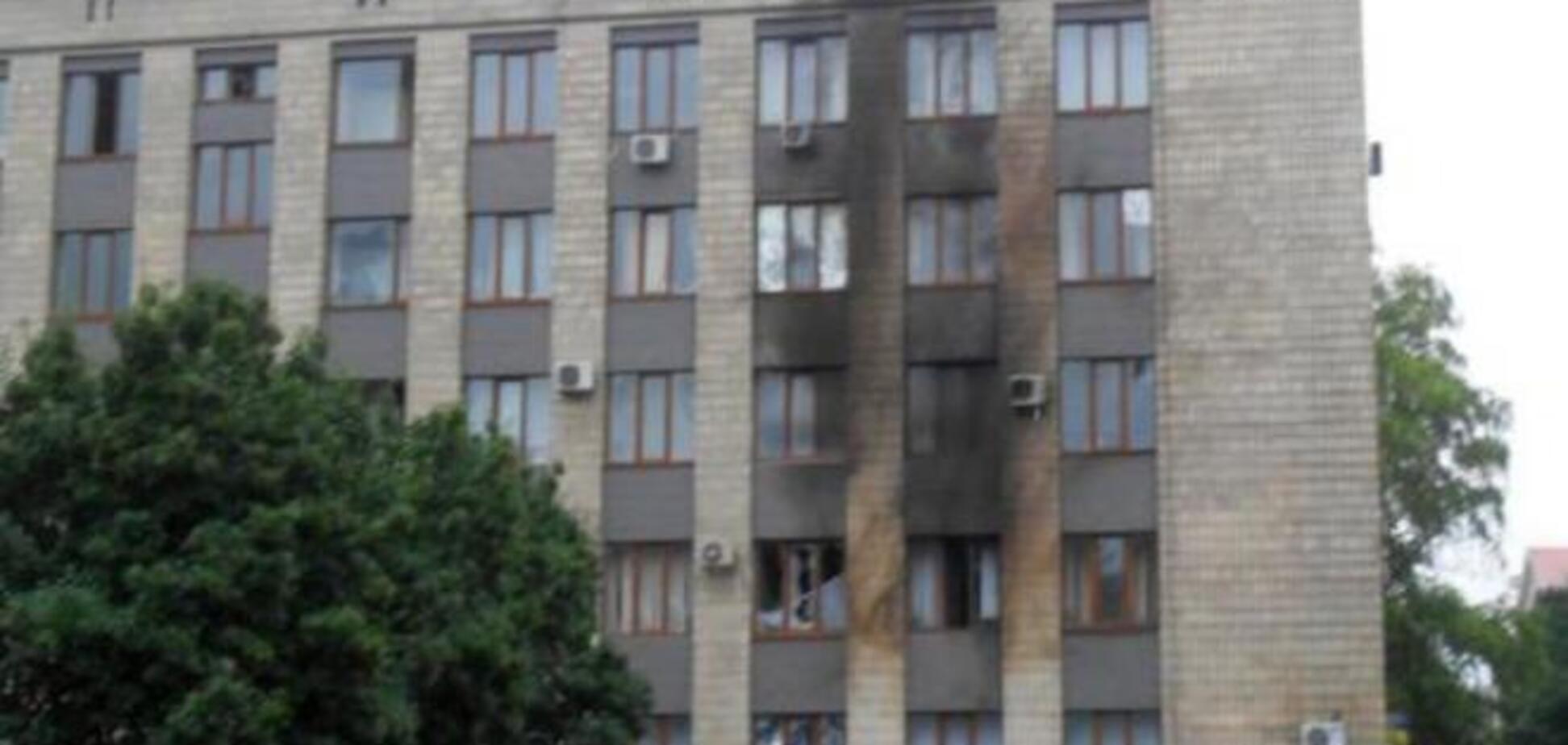 З'явилися фото наслідків нічного обстрілу міськради в Артемівську