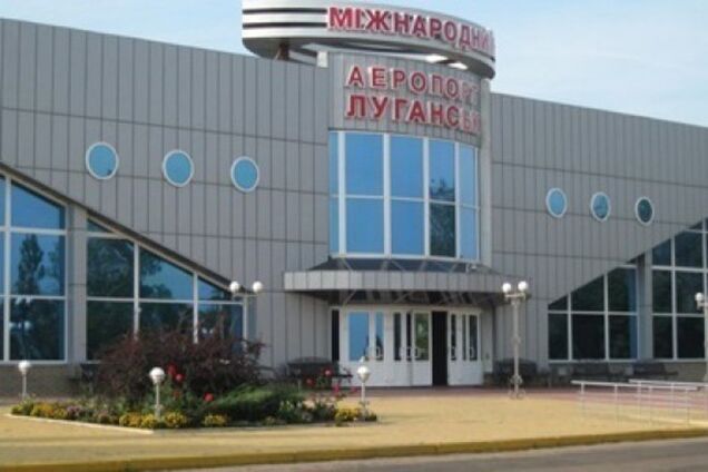 Террористы обстреляли из танков аэропорт Луганска