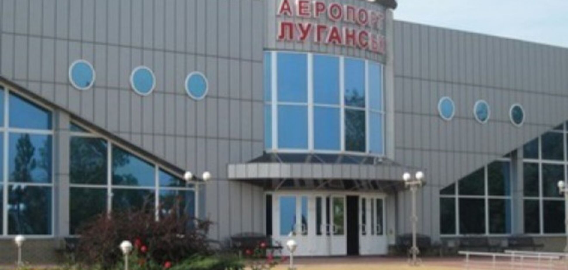 Террористы обстреляли из танков аэропорт Луганска