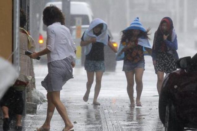 Тайфун 'Ногури' выгнал из домов полмиллиона японцев