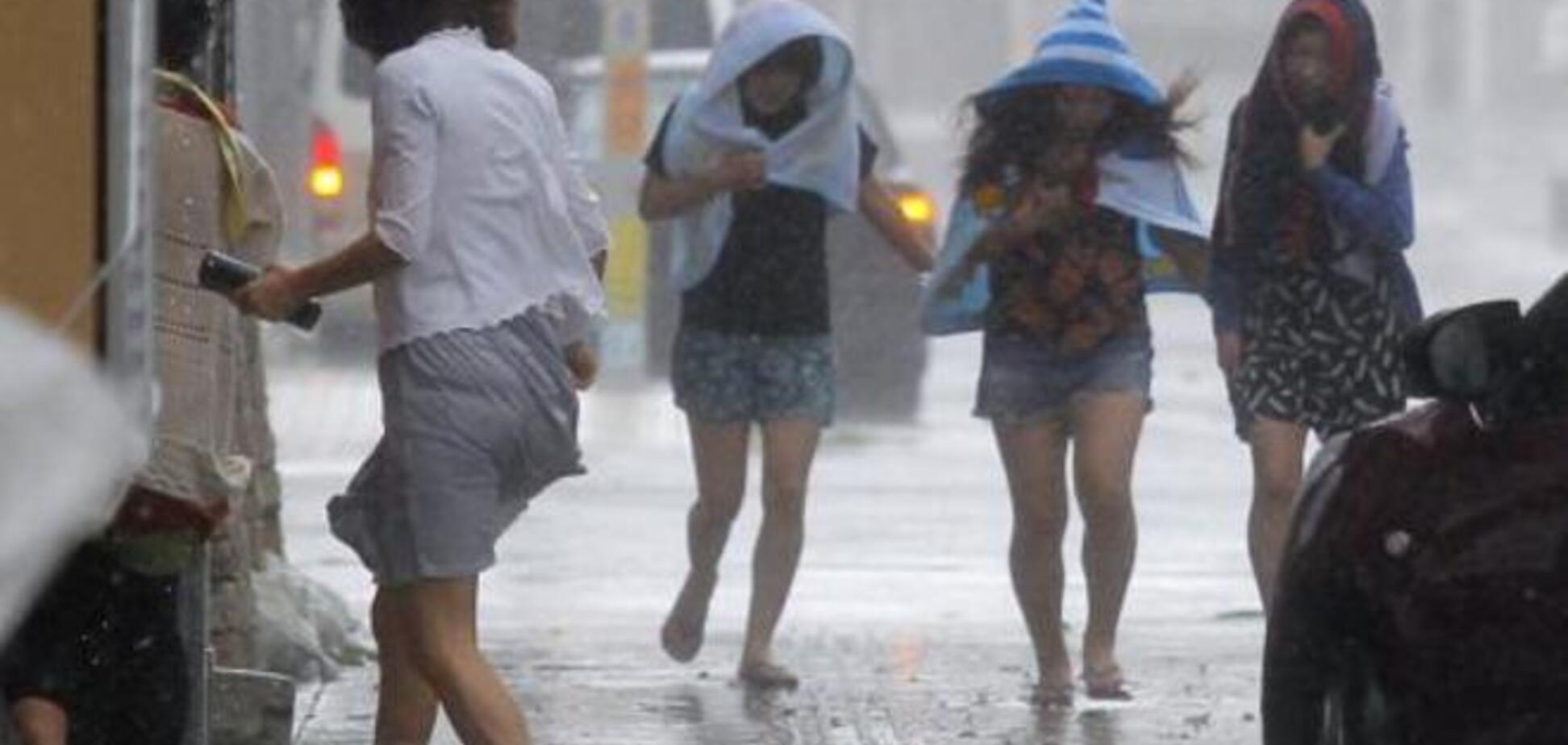 Тайфун 'Ногури' выгнал из домов полмиллиона японцев