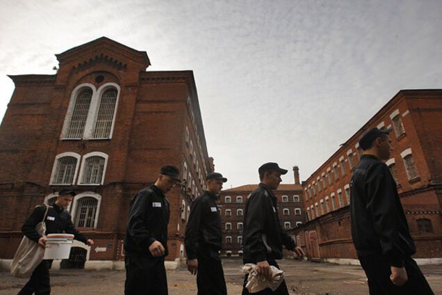 Террористы освободили из колонии восьмерых заключенных с военным опытом