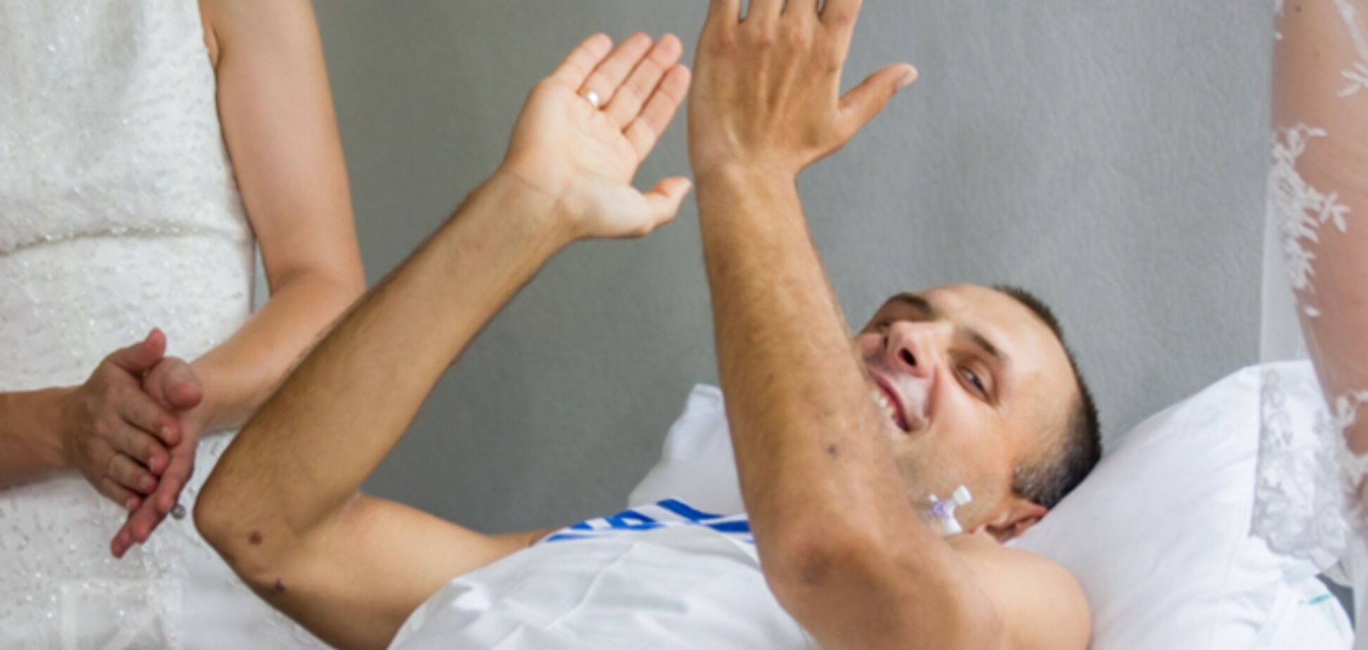 Раненые десантники сыграли двойную свадьбу в военном госпитале