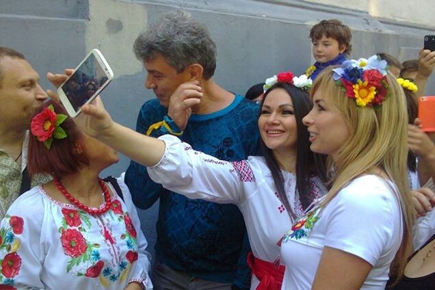 В Совфеде Немцова обвинили в экстремизме из-за участия в параде вышиванок в Одессе