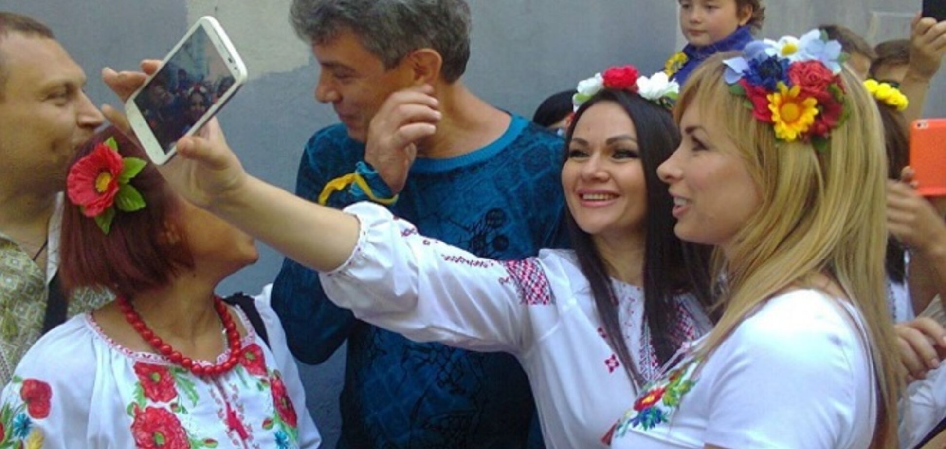 В Совфеде Немцова обвинили в экстремизме из-за участия в параде вышиванок в Одессе