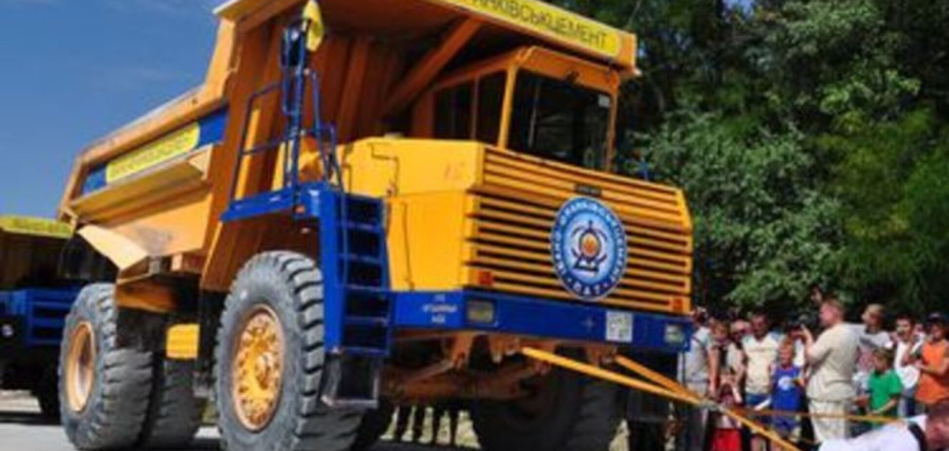 Украинский рекордсмен протащил два БелАЗа весом 55 тонн