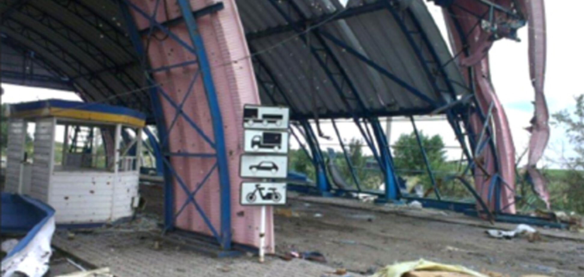 Из-за постоянных минометных обстрелов погранпункт 'Должанский' превратился в руины