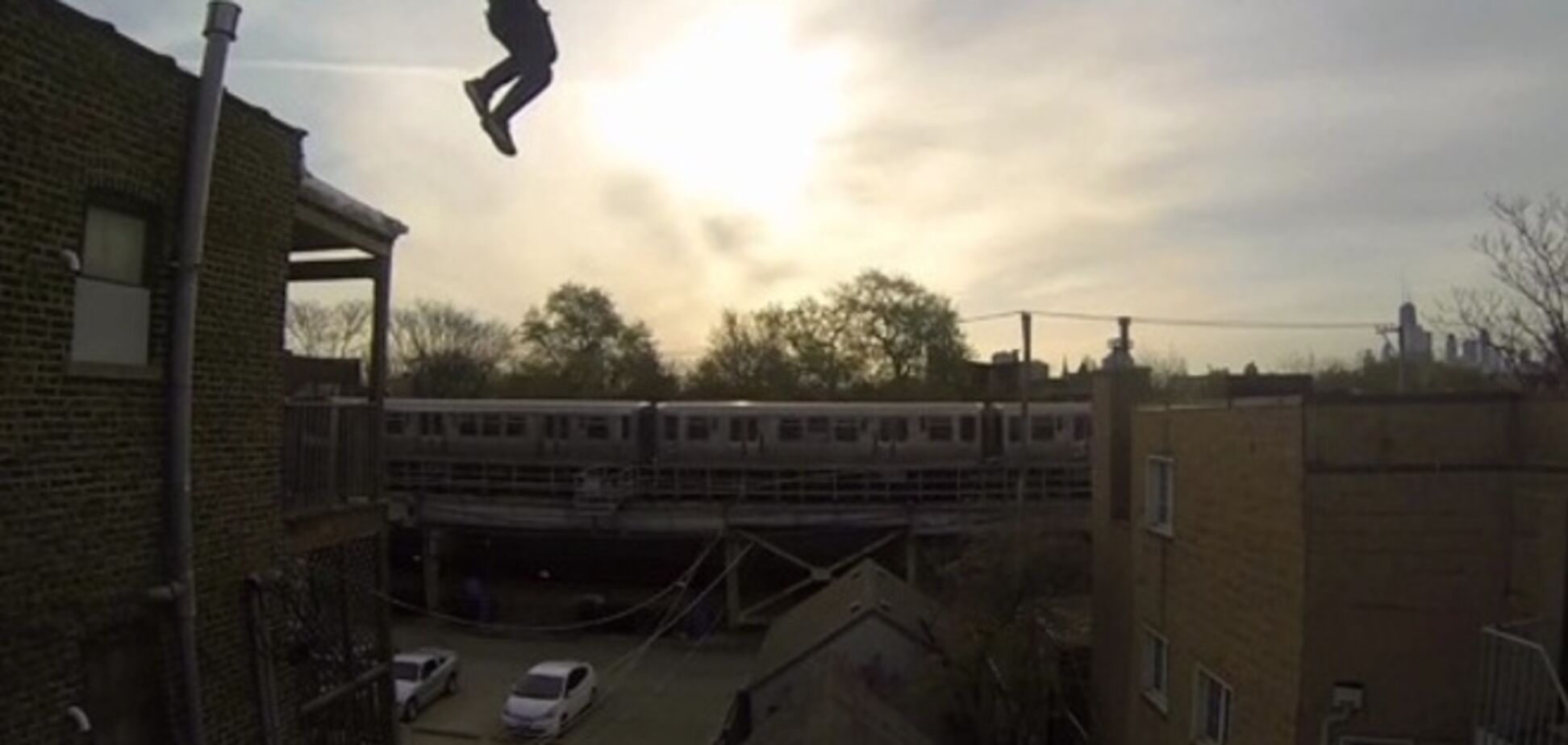 Видео прыжка жителя Чикаго с крыши стало хитом на Youtube