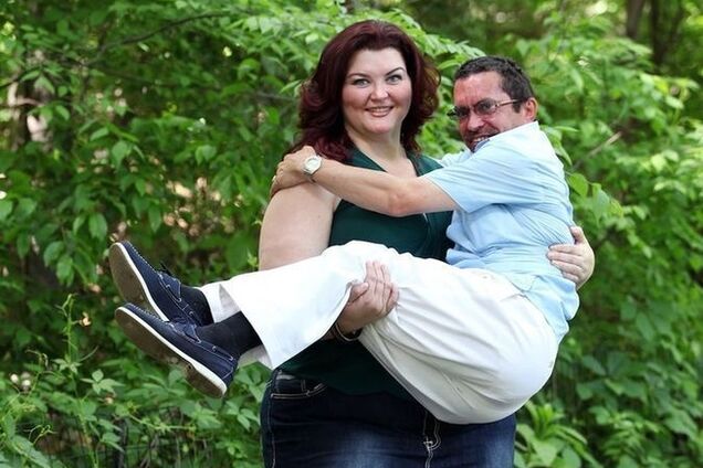 130-килограмовая модель зарабатывает деньги, катая мужчин верхом на себе