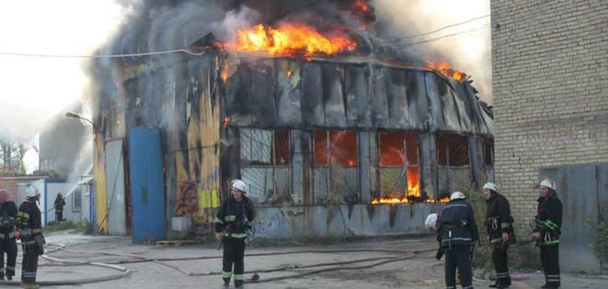 В Киеве в промзоне произошел масштабный пожар