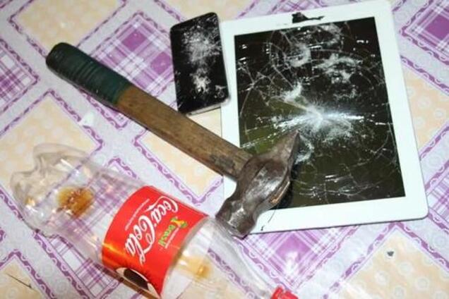 Россиянин в ответ на санкции США разбил вдребезги iPhone