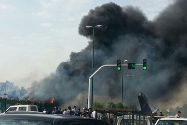 В Иране близ аэропорта рухнул пассажирский самолет