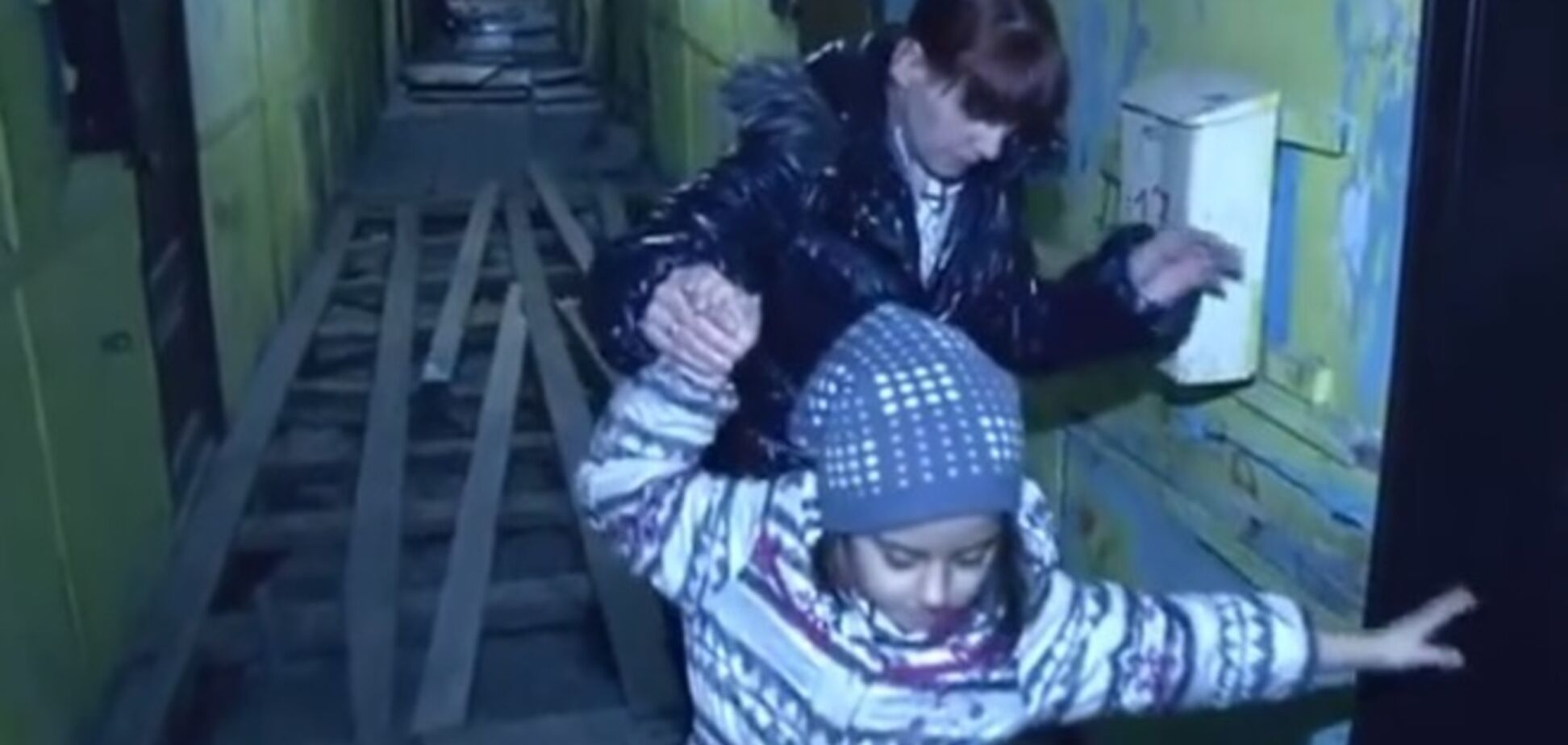 В нефтяной столице России жители воспитывают детей в сарае с крысами и прогнившими полами