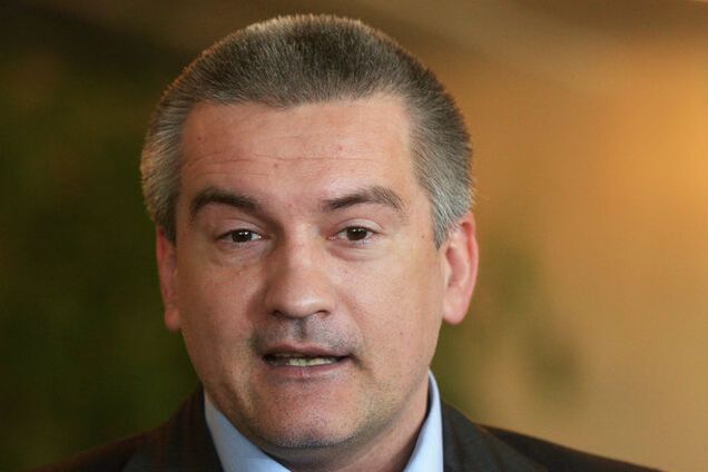 Крымчанам начали вручать свидетельства о рождении российского образца