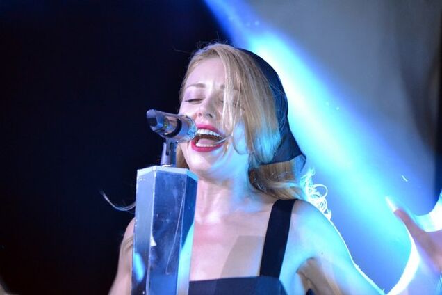 Тина Кароль вышла на сцену в Одессе в траурном платке