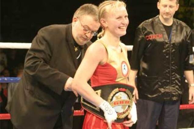 Двукратная чемпионка мира выставила на аукцион пояс ради украинской армии