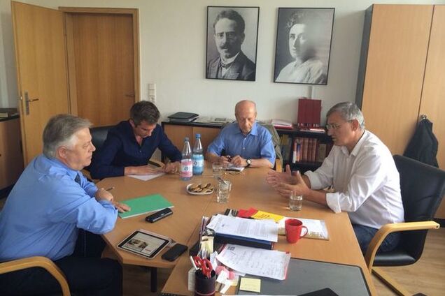 Глава КПУ обсудил ситуацию в Украине с сопредседателем Левой партии Германии 