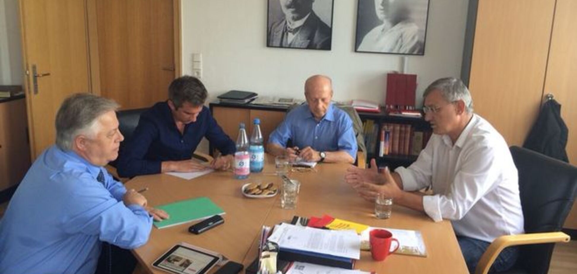 Глава КПУ обсудил ситуацию в Украине с сопредседателем Левой партии Германии 