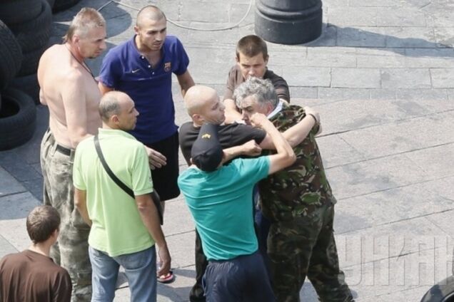 На Майдане разъяренные постояльцы набросились на журналистов