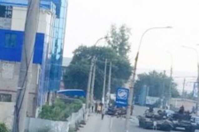 На Луганщине танк террористов протаранил троллейбус с пассажирами