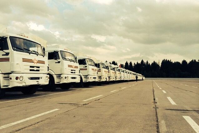 РФ приготовилась к 'гуманитарному вторжению': загрузили 300 военных фур