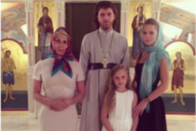 Фреймут с мамой и дочкой отправилась помолиться в монастырь