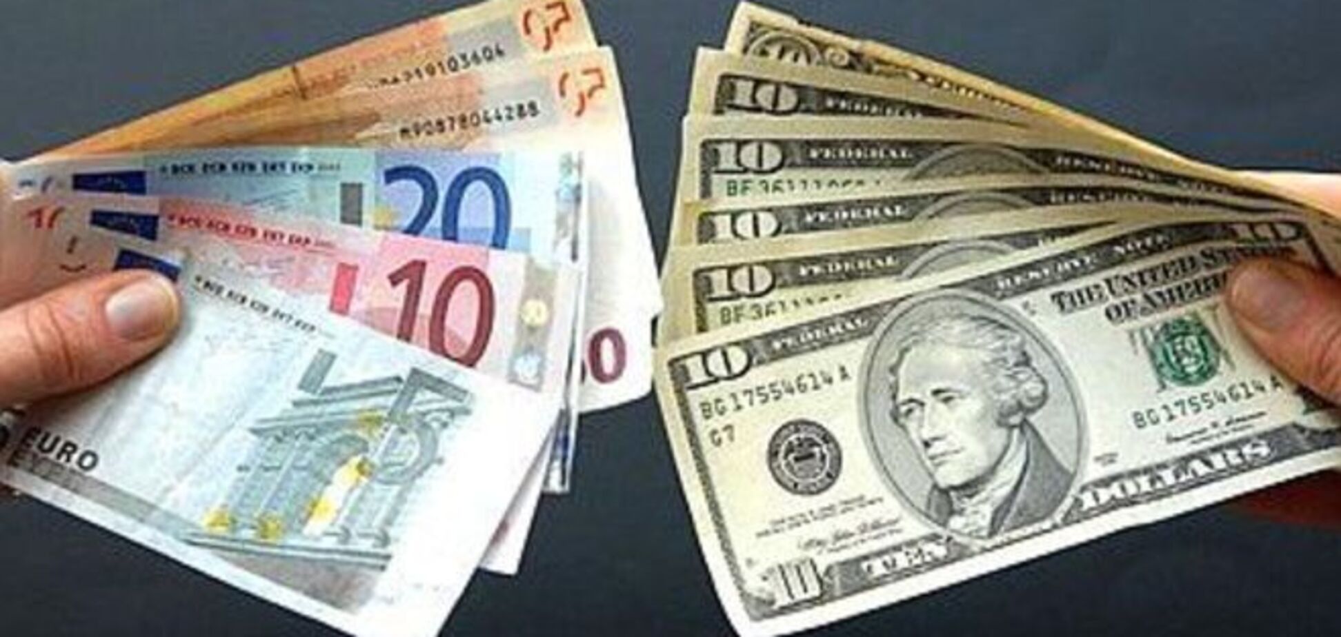 НБУ резко повысил курсы евро и доллара