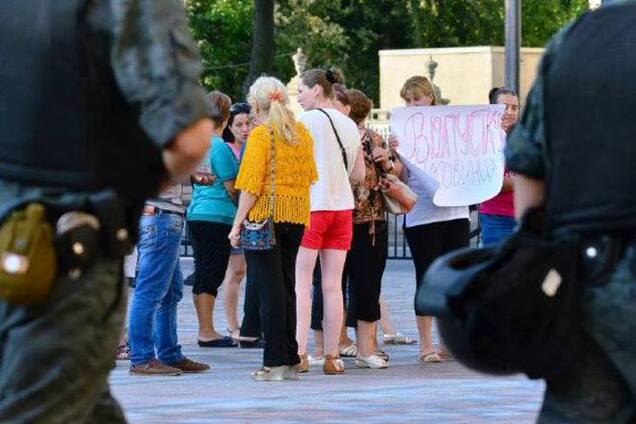 Под Радой собрались митингующие под присмотром 100 бойцов батальона 'Киев-1'