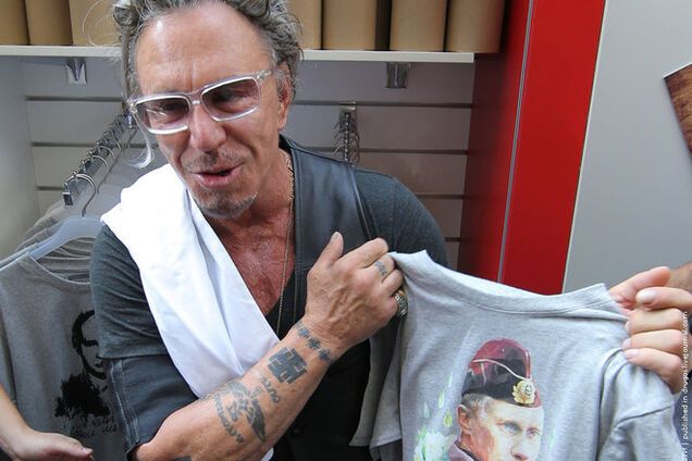 Микки Рурк слетал в Москву, чтобы купить футболку с изображением Путина